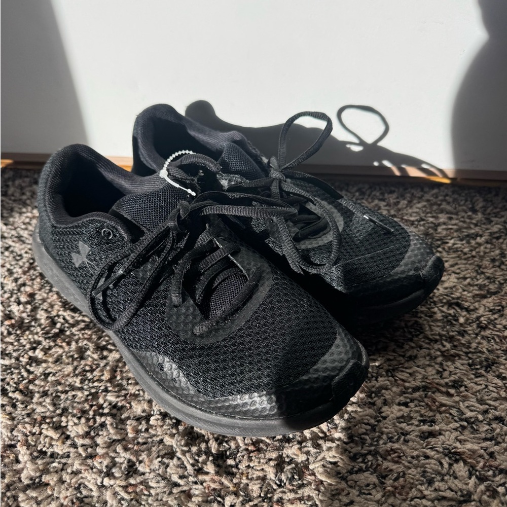 Under Armour Youth Size 5 Solid Black Boys Sneaker Casual School Shoe EUC!